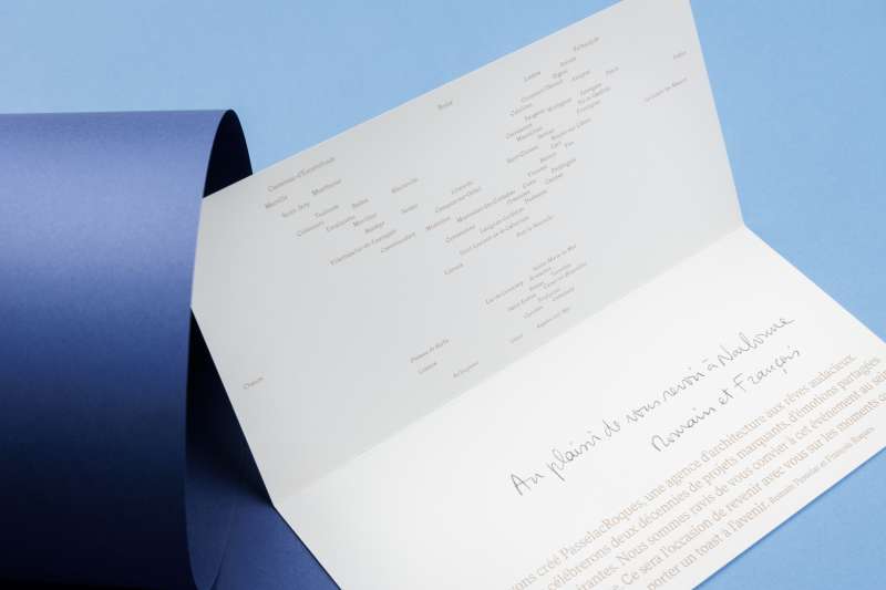 Vue 3 de la carte des 20 ans de Passelac & Roques, mettant en évidence des finitions graphiques subtiles et une mise en page reflétant l'identité de l'agence
