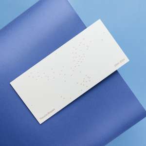 Carte célébrant les 20 ans de Passelac & Roques, un design élégant marqué par des éléments graphiques symbolisant deux décennies de projets architecturaux innovants
