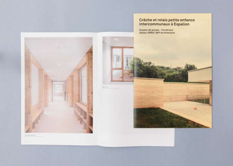 Livret du dossier de presse dédié à la crèche d'Espalion, illustrant son architecture en béton dame et son aménagement pensé pour le bien-être des enfants.