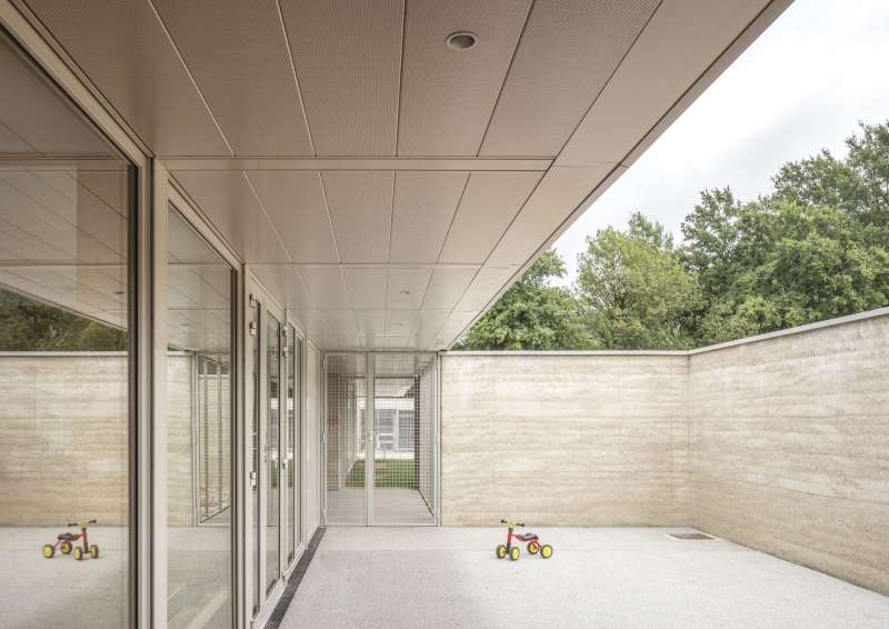 Vue sur le patio intérieur, un espace lumineux et central favorisant la convivialité et le lien entre les différents volumes architecturaux.