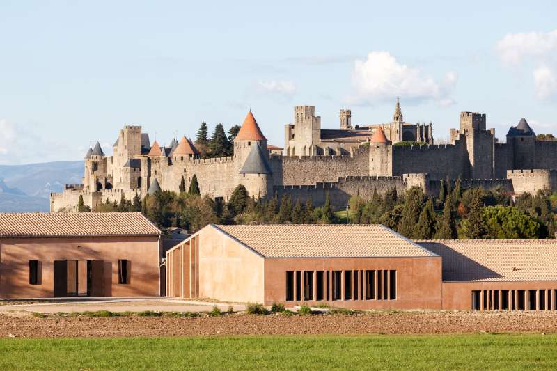 Photo de la restructuration de la cave viticole du lycée professionnel Charlemagne (2013-2016), illustrant l'alliance entre tradition et modernité architecturale