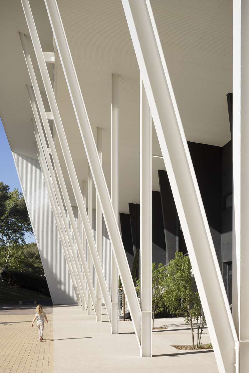 Loges et restructuration des espaces partenaires du Parc des Sports de l'Amitié à Narbonne, offrant une architecture moderne et fonctionnelle dédiée aux événements sportifs.