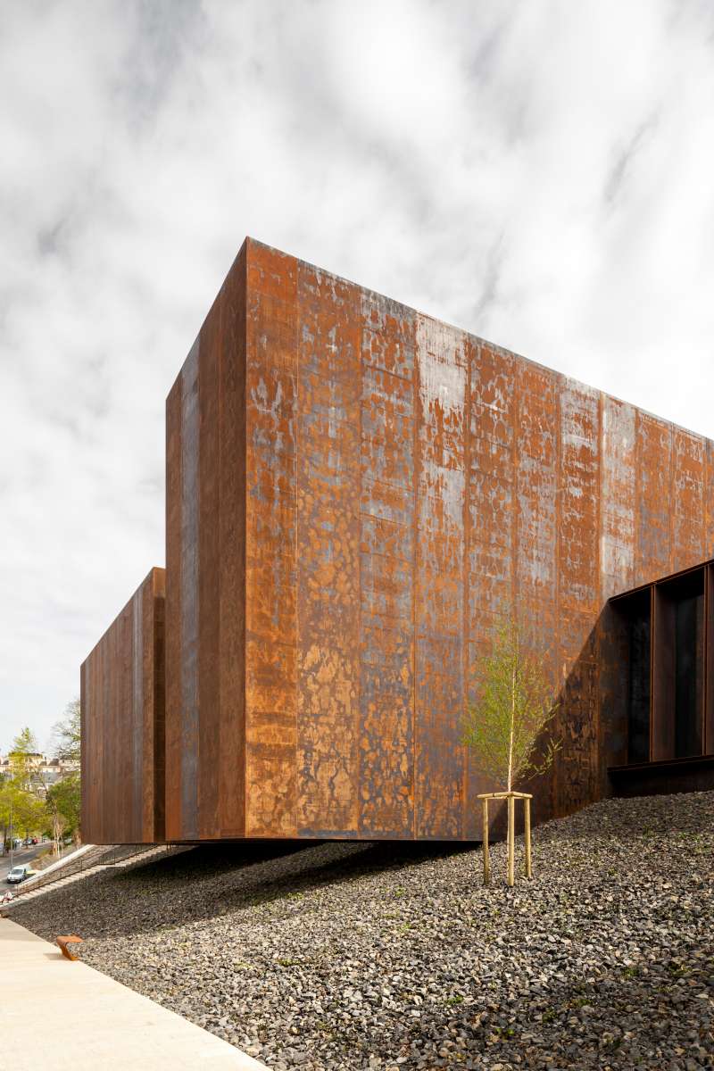 Photo du Musée Soulages, mettant en valeur son architecture moderne en acier Corten et son intégration harmonieuse dans le paysage de Rodez.