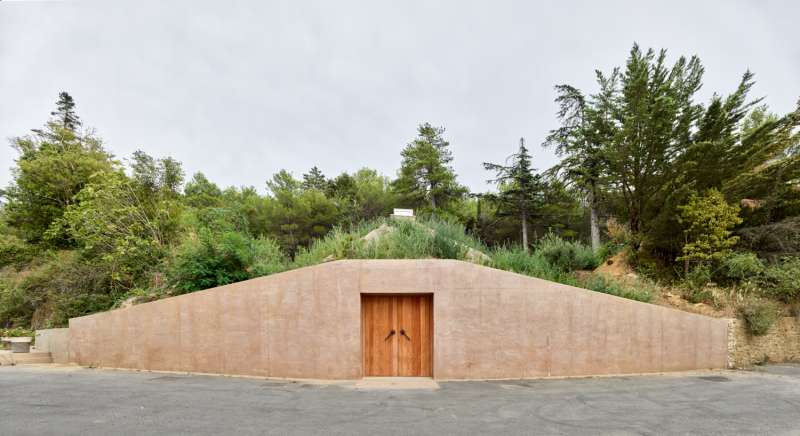 Photo de l'entrée du Chai Caraguilhes, dévoilant son architecture accueillante et son intégration harmonieuse dans le paysage viticole