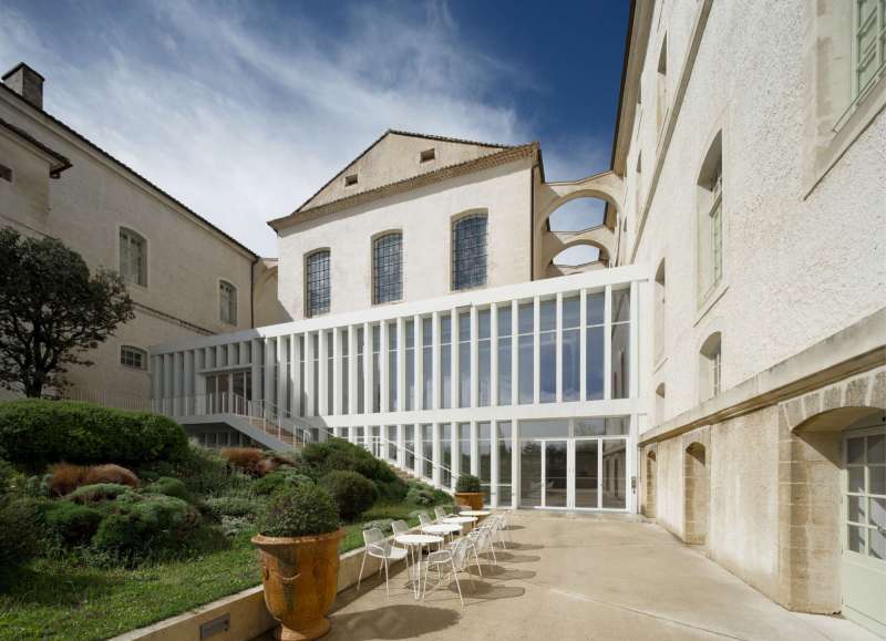 Façade sur cour et extension de l'Inguimbertine, alliant respect de l'architecture historique et intégration harmonieuse d'éléments contemporains