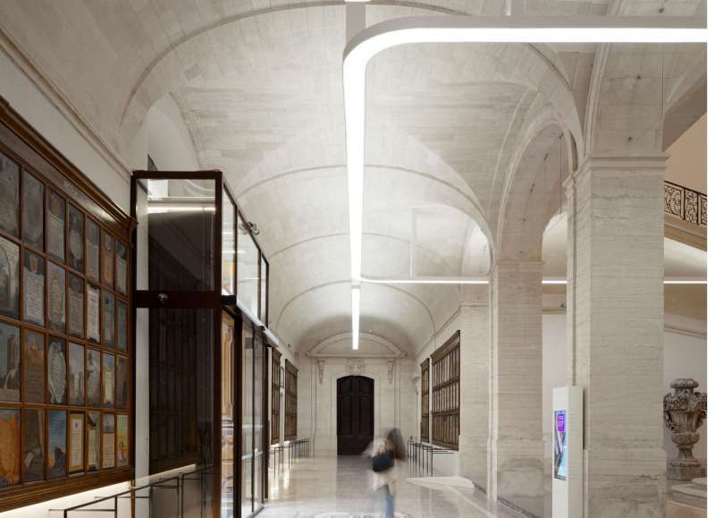 Circulation fluide et éclairage soigné à l'Inguimbertine, mettant en valeur les volumes architecturaux et offrant une ambiance lumineuse propice à la lecture.