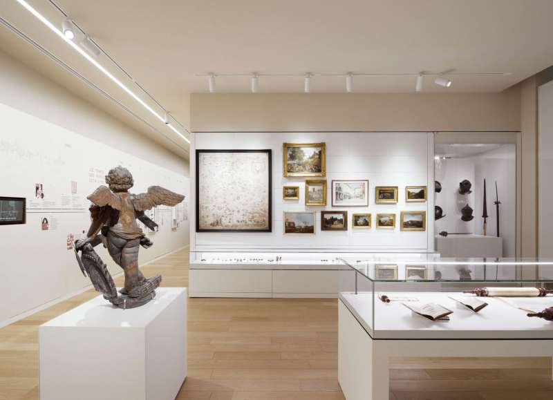 Salle d'exposition de l'Inguimbertine, conçue pour sublimer les œuvres grâce à une scénographie épurée et un éclairage précis