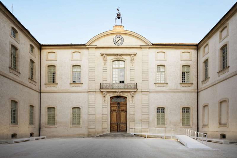 Façade principale de l'Inguimbertine vue depuis l'entrée, mettant en valeur l'élégance de son architecture contemporaine et son dialogue avec l'histoire du site