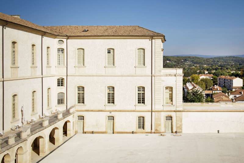 Vue en hauteur de la façade principale de l'Inguimbertine, révélant son intégration harmonieuse dans le paysage environnant et son architecture monumentale