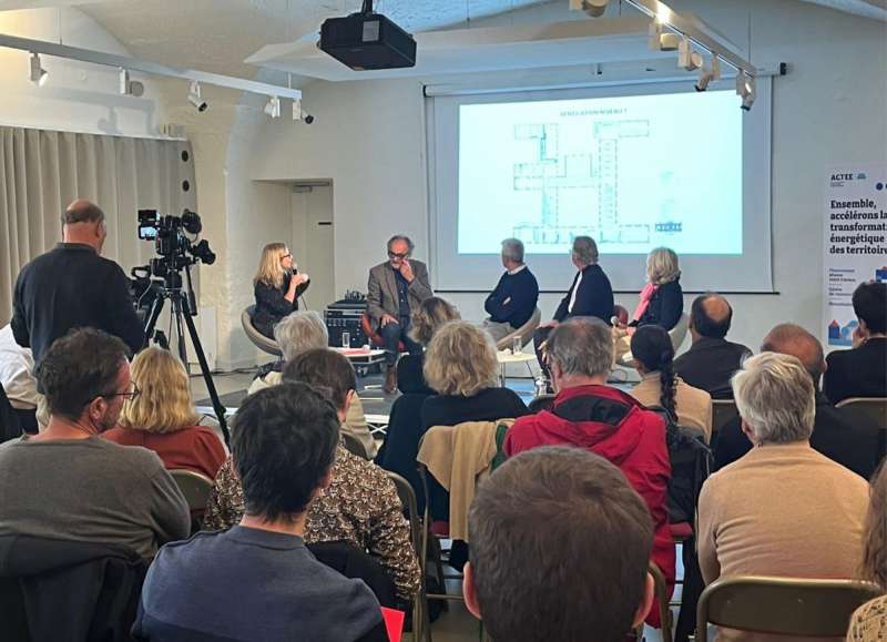 Photo de la table ronde de l'Inguimbertine, symbole de convivialité et de partage, intégrée dans un espace lumineux et accueillant