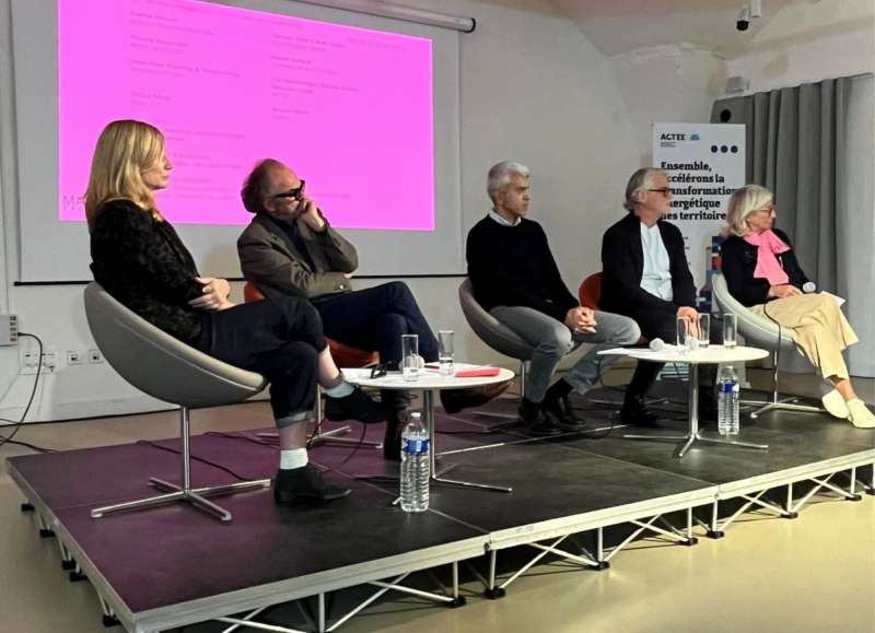 Vue rapprochée de la table ronde de l'Inguimbertine, mettant en valeur les matériaux nobles et le design soigné de cet espace central de rencontre