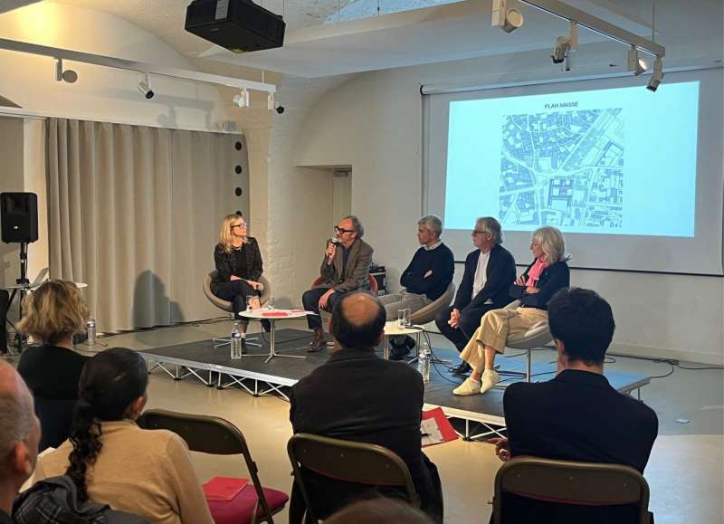 Moment de discussion autour de la table ronde de l'Inguimbertine, reflétant l'esprit d'échange et de collaboration au cœur de cet espace.