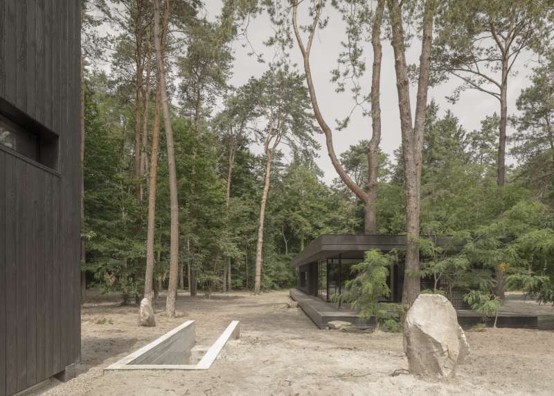 Vue latérale de la maison Trilogis et de sa dépendance, illustrant l'équilibre entre modernité architecturale et fonctionnalité