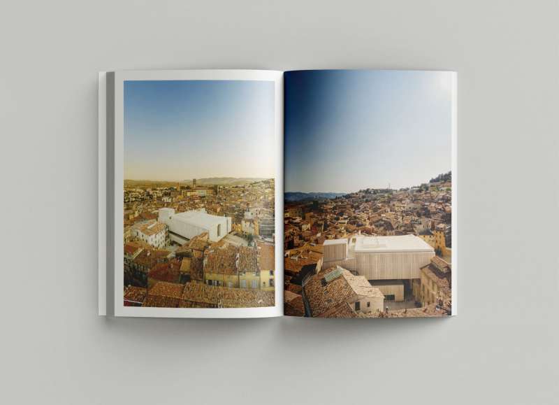 Livre de la médiathèque de Grasse ouvert sur une double page de photos, capturant des détails architecturaux et des moments emblématiques du projet.