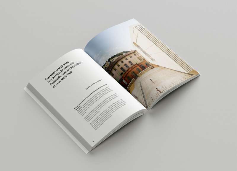 Livre de la médiathèque de Grasse ouvert sur une double page dédiée à la façade principale, illustrant son design architectural et son intégration dans le paysage