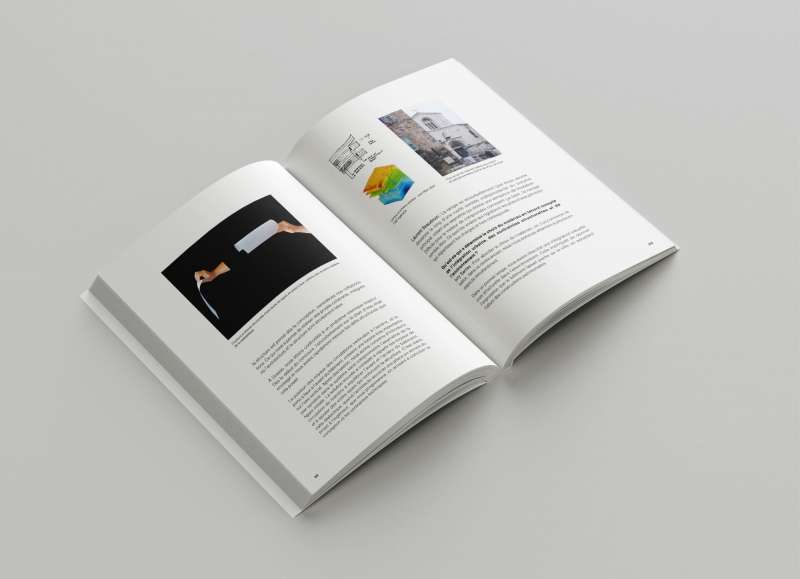 Livre de la médiathèque de Grasse ouvert sur une double page de croquis conceptuels, dévoilant les premières réflexions architecturales du projet.
