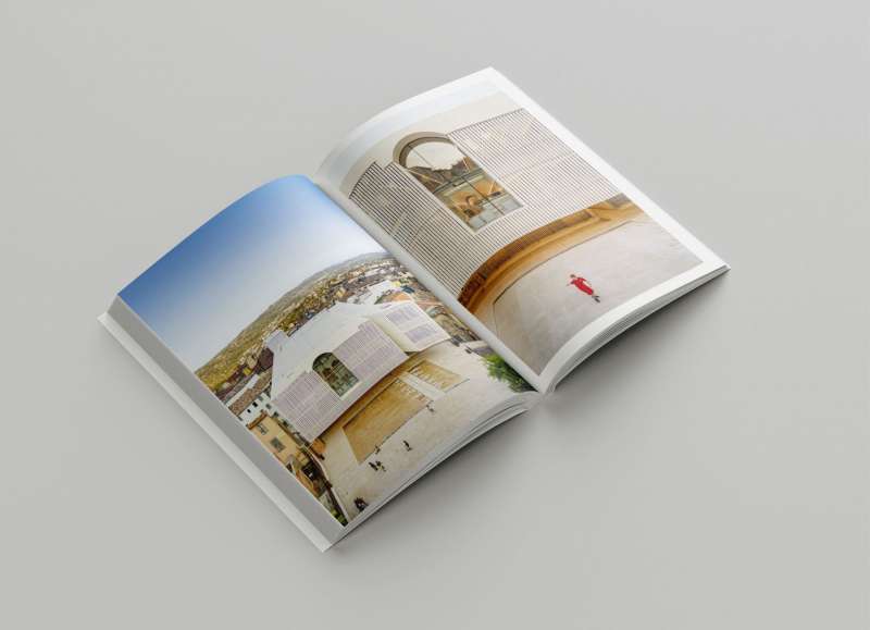 Livre de la médiathèque de Grasse ouvert sur une double page de photos capturées par Fernando Guerra, mettant en lumière l'architecture et les détails du projet