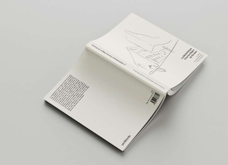 Livre de la médiathèque de Grasse ouvert, dévoilant ses pages illustrées et ses textes mettant en valeur le patrimoine architectural et culturel